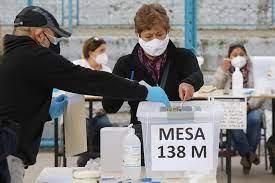 Una mujer ejerce su voto para el plebiscito en un colegio electoral, el 25 de octubre de 2020, en Santiago 