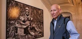 El fotoperiodista Sebastiao Salgado con una de sus obras