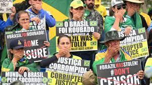 Simpatizantes del presidente de Brasil Jair Bolsonaro protestan en Brasilia contra la victoria del Lula