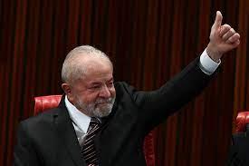 Lula saluda durante un acto en el que recibe el diploma que le certifica como ganador de las elecciones presidenciales