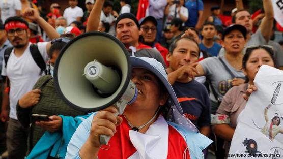 Un grupo de manifestantes exige la disolución del Congreso en Lima.