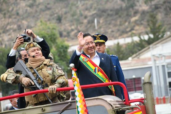 Luis Arce Catacora durante el acto de homenaje por el 212 aniversario de la batalla de Aroma, que dio origen Ejército Boliviano