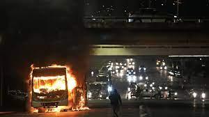 Un autobús arde durante una protesta de manifestantes bolsonaristas en Brasilia el  lunes