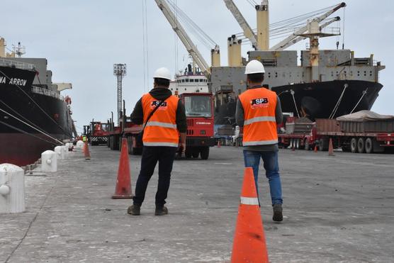 Movimiento de carga en el puerto peruano de Ilo. Foto: ASP-B.