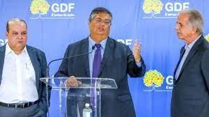 El gobernador del Distrito Federal de Brasilia, Ibaneis Rocha, escucha al entrante ministro de Justicia, Flavio Dino