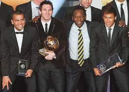 Pelé rodeado por Messi, Alves y Neymar