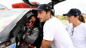 ainz dialoga con su esposa, Reyes Vázquez y su hijo Carlos antes del arranque de la segunda etapa del Rally Dakar,