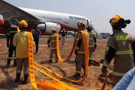 Bomberos llenan tanque del  avión 10 Tanker, que llevará agua para rociar sobre los incendios forestales