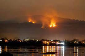 Un incendio avanza en las cercanías de la ciudad de Chiguayante, en la región del Biobío