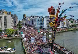 El gigantesco gallo fue construido, como en los últimos años, con material de reciclable y decorado con luces LED.