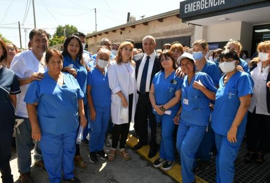 Manzur, chahla y personal de la Policlinica