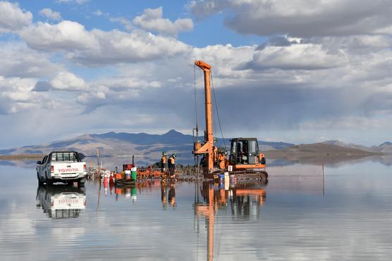 Actividades de exploración en un salar de Potosí. Foto: YLB.