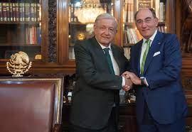 Lopez Obrador  saluda al presidente ejecutivo de Iberdrola, Ignacio Galán (