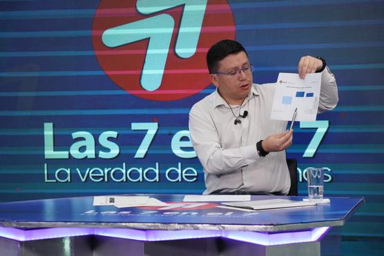 Ministro de Planificación del Desarrollo, Sergio Cusicanqui, en la estatal Bolivia Tv. Fotos Jorge Mamani