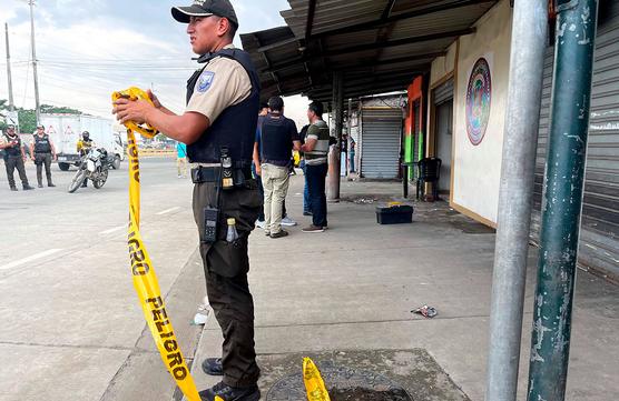 Policía ecuatoriana señaliza uno de los lugares donde esplotó un artefacto