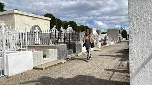 Una mujer camina por el cementerio Sara Braun, en Punta Arenas