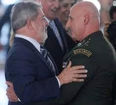 El general Goncalves Dias junto a Lula