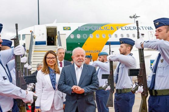 Lula y su esposa descienden del avion presidencial en O Porto