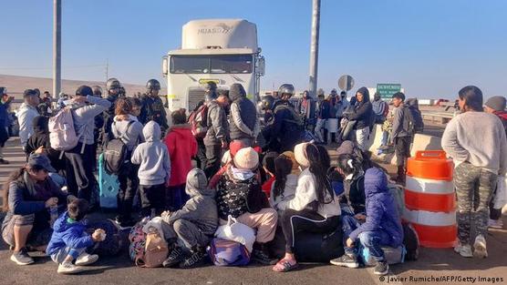Los migrantes esperan semanas para poder ingresar a Chile