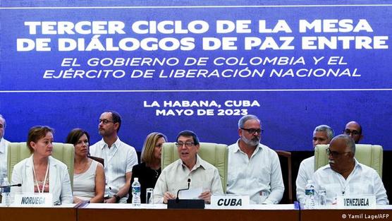 El ministro cubano de Asuntos Exteriores, Bruno Rodríguez (centro), habla durante el inicio del tercer ciclo de negociaciones