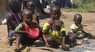 Niños comiendo una sopa preparada con suministros del Programa Mundial de Alimentos en Pibor, Sudán del Sur