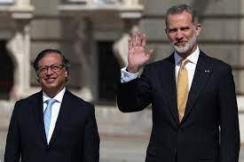 Petro y Felipe VI saludan a los curiosos y periodistas en Madrid