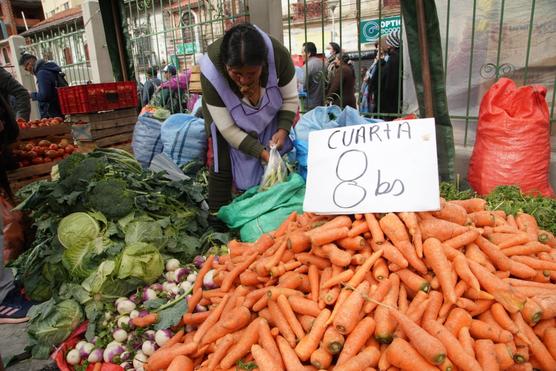 El comercio de verduras en una feria de la ciudad de La Paz. Foto: Jorge Mamani