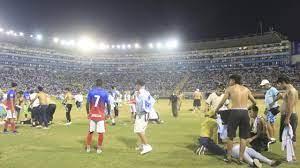 Jugadores y aficionados tratan de auxiliar a cientos de personas en el estadio Cuscatlán en San Salvador