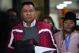 El exjesuita Pedro Lima se detiene para hablar con los periodistas después de aterrizar en el aeropuerto internacional El Alto