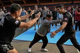 Un grupo de personas de la comunidad LGBT participa en un taller de autodefensa con boxeo tailandés en Cerro Navia Foto AFP