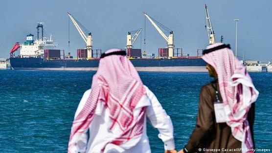 Buque explorador de petróleo en el puerto de Ras al-Khar, Arabia Saudita
