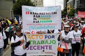 Ciudadanos se manifiestan hoy en apoyo a las reformas sociales del Gobierno de Gustavo Petro, en las calles de Bogotá .EFE