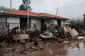 Personas trabajan en los daños causados por el desbordamiento del río Mataquito