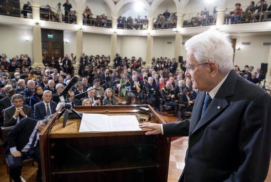 El presidente de Italia, Sergio Mattarella, en su clase magistral en la Universidad de Chile (foto: ANSA)