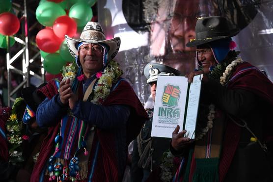 El presidente Luis Arce y uno de los beneficiarios con su título agrario. Foto: Josué Cortéz/VICECOM