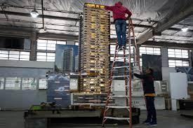 Trabajadores laboran en los detalles de la maqueta de un edificio en la fábrica Adhemir Fogassa, Sao PauloEFE/Isaac