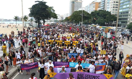 Manifestantes llaman a luchar contra el racismo y la violencia