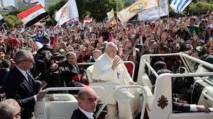 Francisco se desplaza entre la multitud