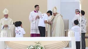 Francisco saluda a peregrinos surcoreanos en la misa de clausura de las Jornadas Mundiales de la Juventud (JMJ) en Lisboa