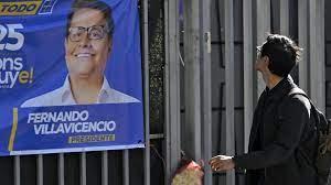 Una pancarta del candidato presidencial ecuatoriano asesinado Fernando Villavicencio en las inmediaciones donde fue asesinadoAFP