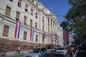 Edificios con banderas en toda Asunción