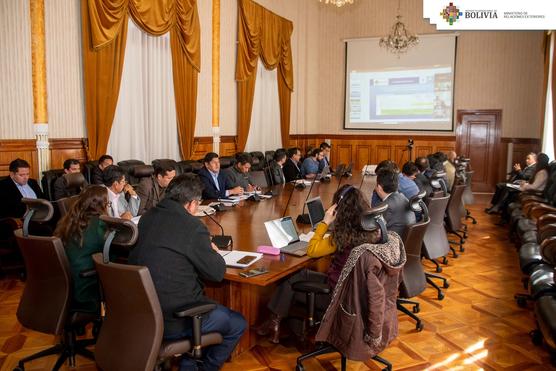 Tecnicos de ambos países durante la reunión en la Cancillería boliviana