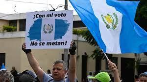 Movilizados  piden la destitución de los fiscales Consuelo Porras y Rafael Curruchiche, en Guatemala, el sabado 