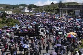 Indígenas bloquean camino durante una protesta exigiendo la renuncia de la Fiscal General Consuelo Porras y Rafael Curruchiche