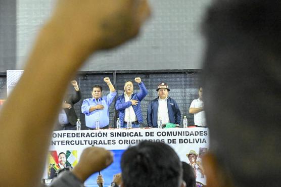 El secretario ejecutivo de los Interculturales, Esteban Alavi, el presidente Luis Arce y el secretario ejecutivo de la COB