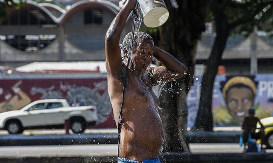 Las playas de la capital estuvieron abarrotadas en un día caluroso y nublado