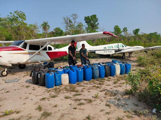 Los dos brasileños junto a las aeronaves. Foto: Facebook Jaime Mamani.