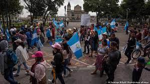 Manifestantes marchan hacia la plaza principal de Ciudad de Guatemala