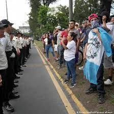 Policías y manifestantes frente a frente en Ciudad de Guatemala, durante las manifestaciones a favor de Arévalo