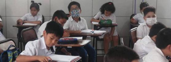 Escolares con barbijos por la contaminación del aire